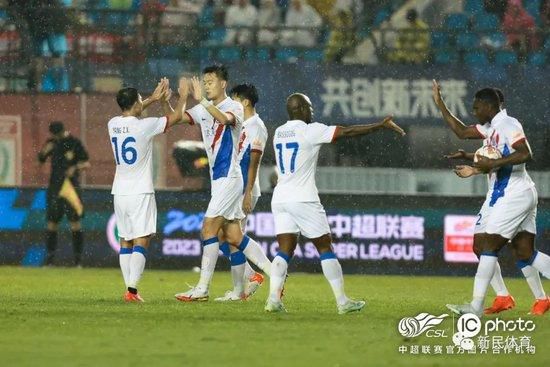 他掀开裙子把舌头伸进去gif