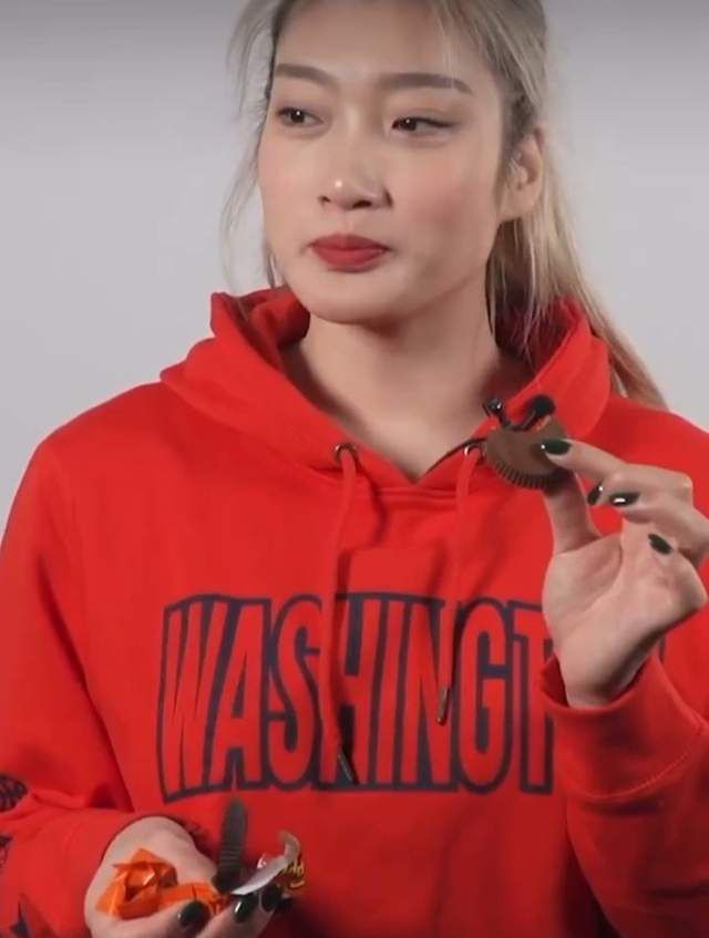 在海滩上的两个人